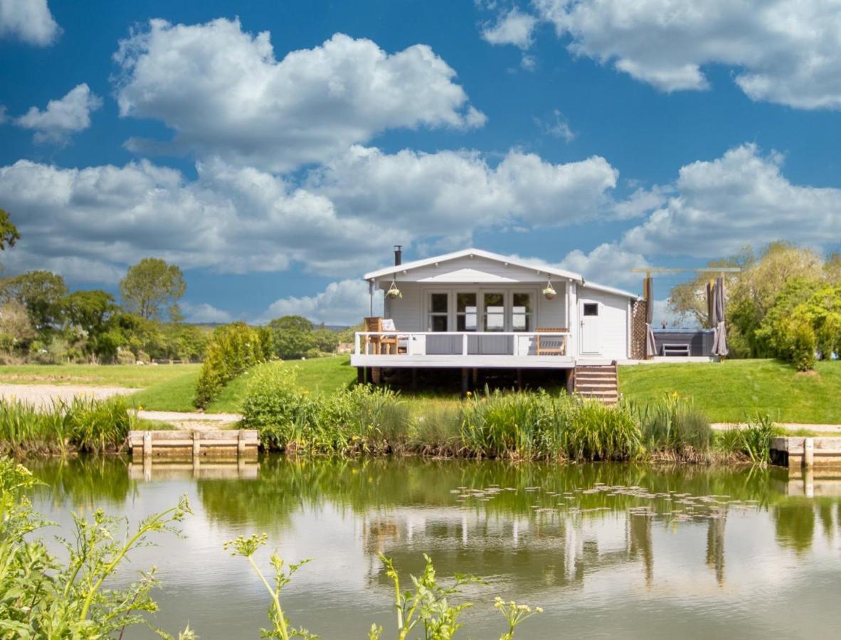 Choller Lake Lodges - Primrose Cabin With Private Hot Tub Arundel Extérieur photo