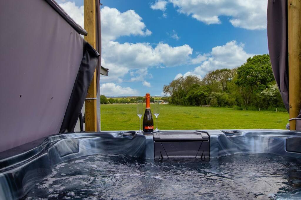 Choller Lake Lodges - Primrose Cabin With Private Hot Tub Arundel Extérieur photo