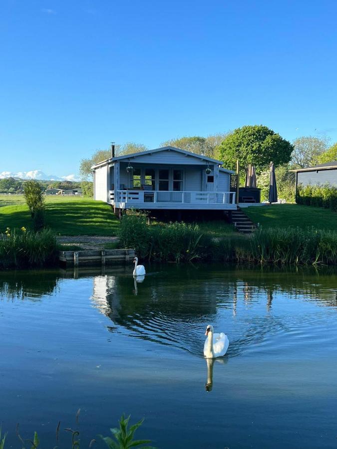 Choller Lake Lodges - Primrose Cabin With Private Hot Tub Arundel Extérieur photo