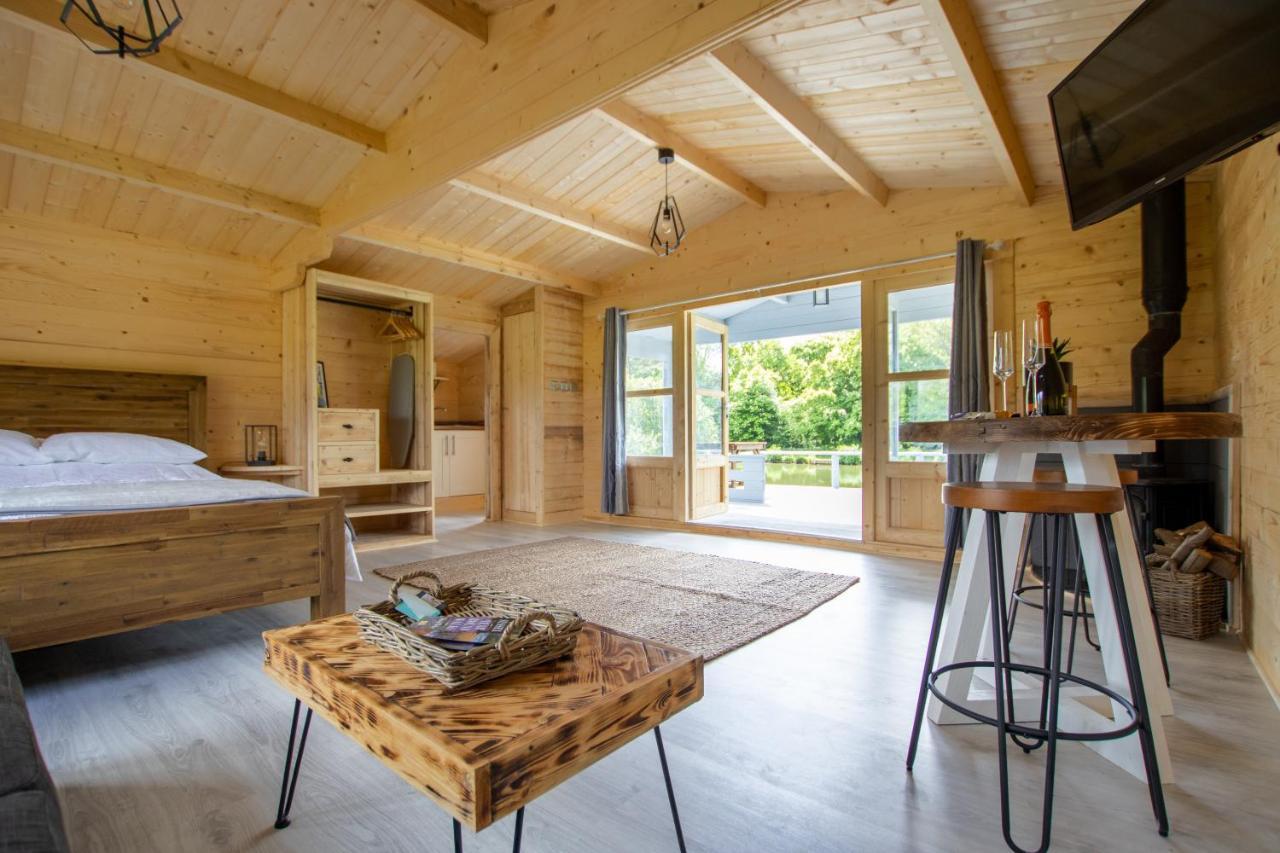 Choller Lake Lodges - Primrose Cabin With Private Hot Tub Arundel Extérieur photo