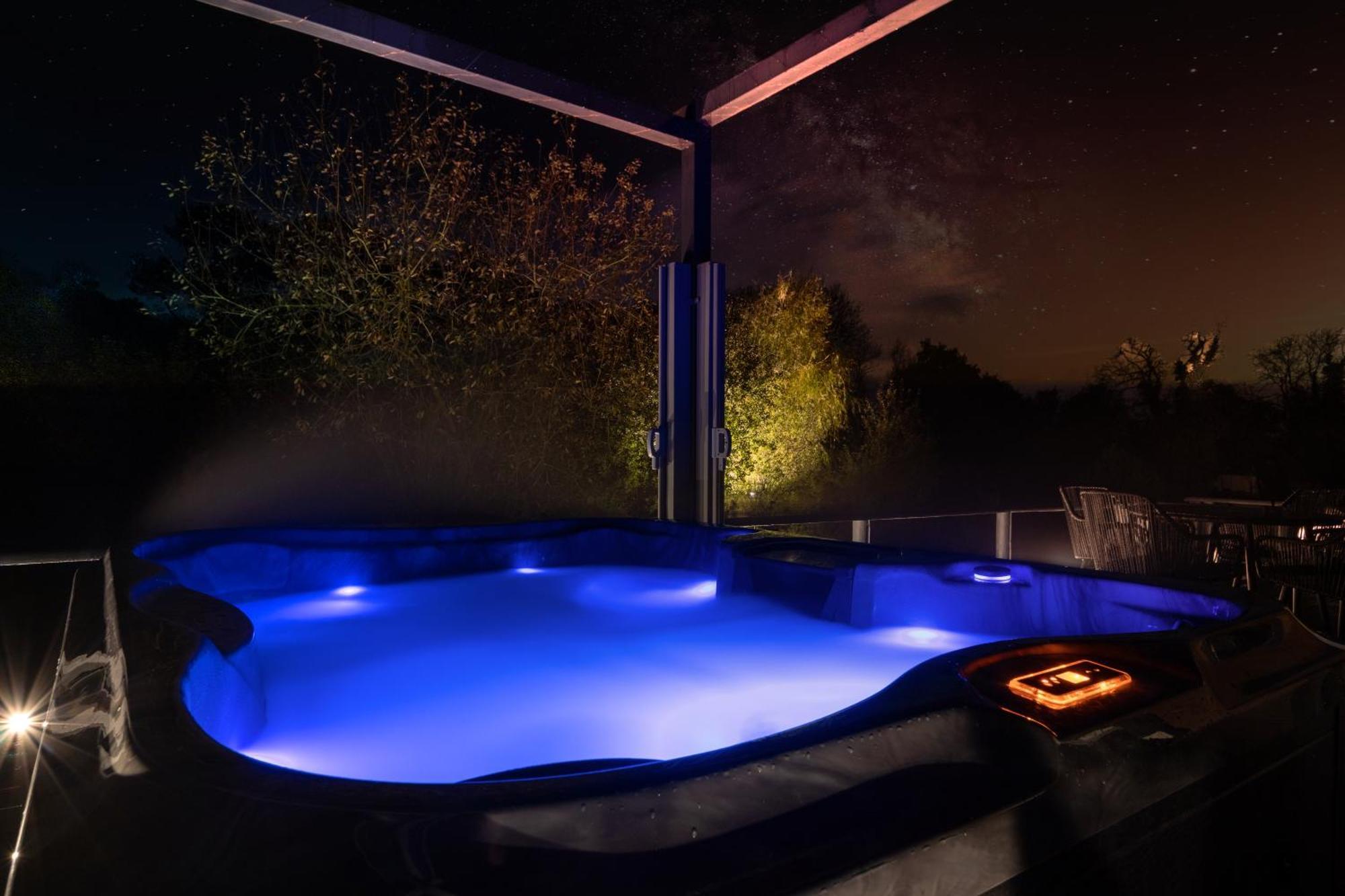 Choller Lake Lodges - Primrose Cabin With Private Hot Tub Arundel Extérieur photo